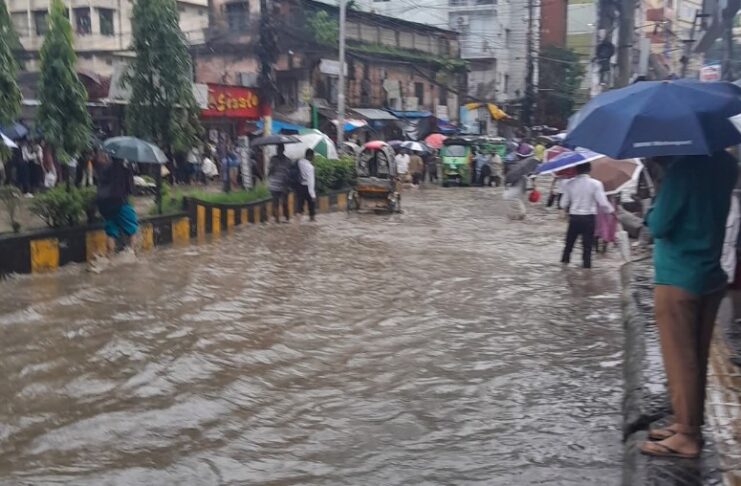 টানা বৃষ্টিতে চট্টগ্রাম নগরে জলাবদ্ধতা