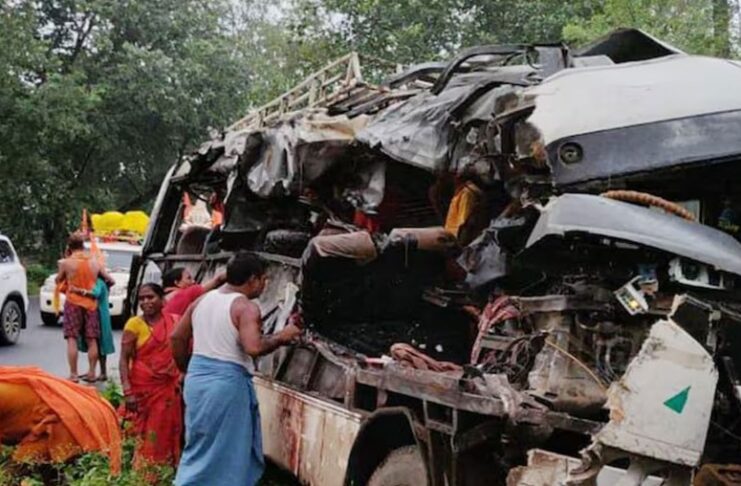 ঝাড়খণ্ডে বাস-ট্রাকের মধ্যে ভয়াবহ সংঘর্ষ, ১৮ পুণ্যার্থী নিহত