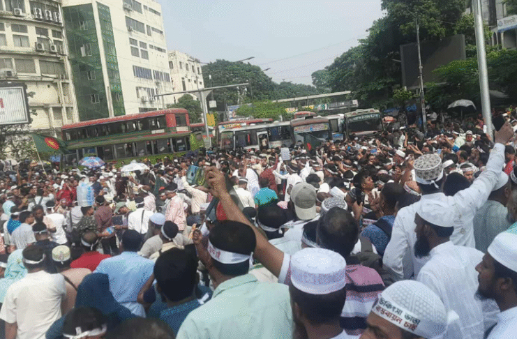 স্লোগানে স্লোগানে উত্তাল শাহবাগ