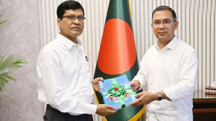 69f9d60d314dc (1) প্রধানমন্ত্রীর কাছে সিএজির অডিট রিপোর্ট পেশের ছবি
