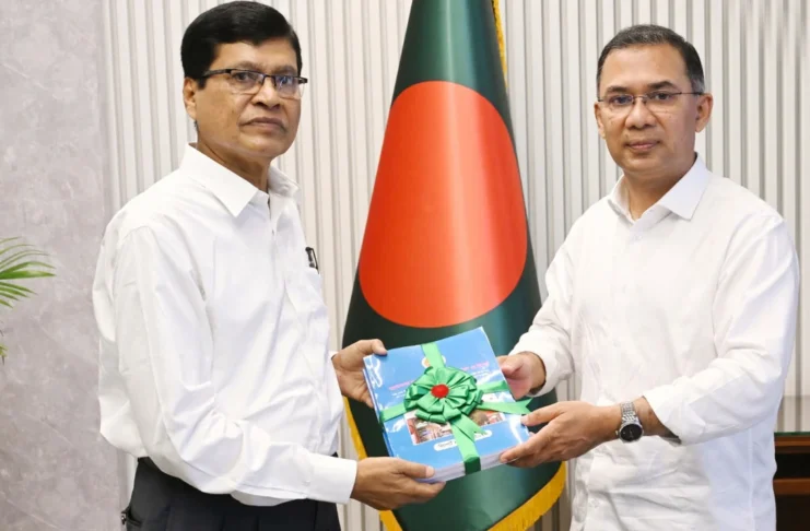 প্রধানমন্ত্রীর কাছে সিএজির অডিট রিপোর্ট পেশের ছবি