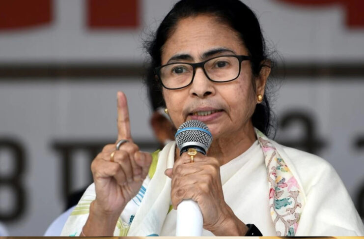 সংবাদ সম্মেলনে ক্ষুব্ধ মমতা বন্দ্যোপাধ্যায় এবং পাশে অভিষেক বন্দ্যোপাধ্যায়ের ছবি