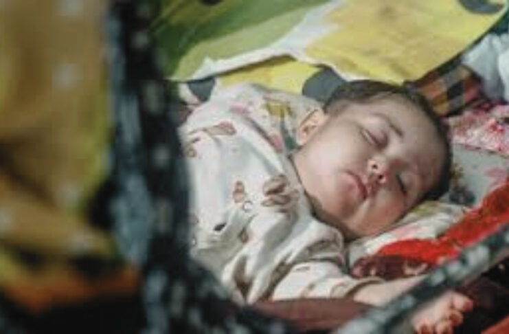 হাসপাতালের বেডে হামে আক্রান্ত অসুস্থ শিশু এবং দুশ্চিন্তাগ্রস্ত অভিভাবক