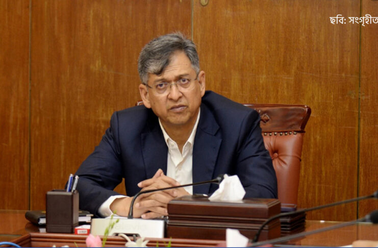 মাঠপর্যায় থেকে সেনাবাহিনী প্রত্যাহারের ঘোষণা দিচ্ছেন স্বরাষ্ট্রমন্ত্রী সালাহউদ্দিন আহমদ