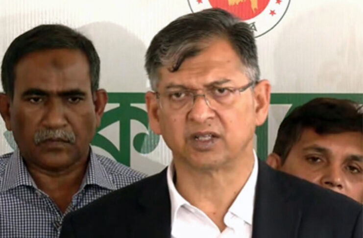 স্বরাষ্ট্রমন্ত্রী সালাহউদ্দিন আহমদ এবং মামলার ফাইল।