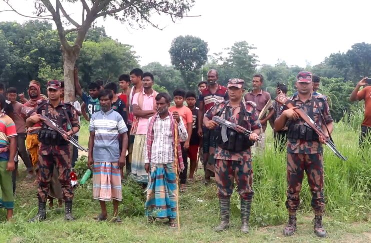 কুষ্টিয়ার দৌলতপুর প্রাগপুর সীমান্তে বিএসএফের পুশইন চেষ্টা রুখে দিয়ে বিজিবি সদস্যদের কড়া পাহারা ও হ্যান্ডমাইকে ঘোষণা