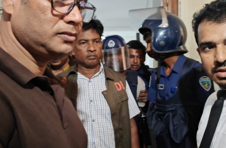 কুমিল্লার আদালতে হেলমেট ও পুলিশ ভেস্ট পরিয়ে কড়া পাহারায় ছাত্রশিবির নেতা জিসান মিয়া প্রধানকে প্রিজন ভ্যানে তোলার দৃশ্য