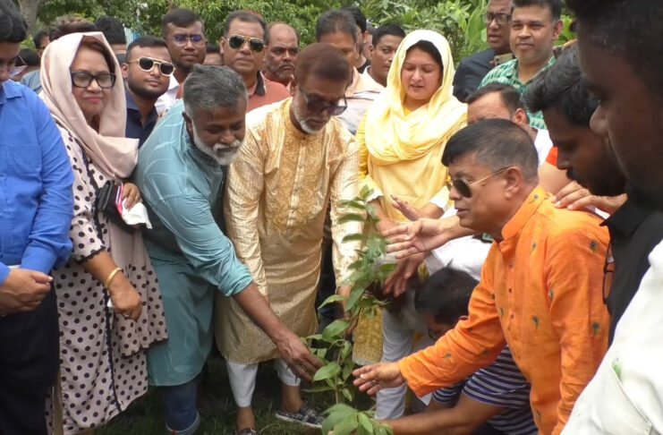 নারায়ণগঞ্জ সিটি পার্কে বৃক্ষরোপণ কর্মসূচির উদ্বোধন করছেন সিটি কর্পোরেশনের প্রশাসক অ্যাডভোকেট সাখাওয়াত হোসেন খান