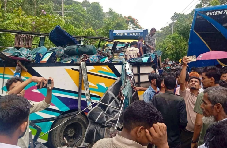 কক্সবাজারের পেকুয়ায় এবিসি আঞ্চলিক মহাসড়কে যাত্রীবাহী বাস ও সিএনজি অটোরিকশার মুখোমুখি সংঘর্ষের দুর্ঘটনাস্থল