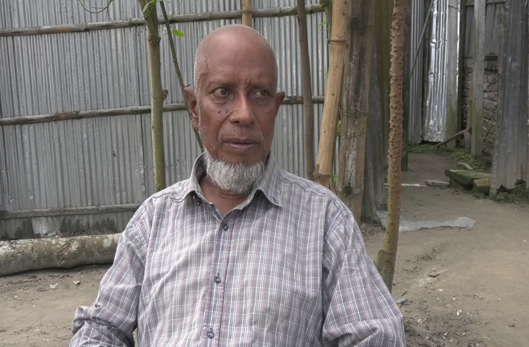 রংপুরের ময়না কুঠি বক্সা এলাকার বৃদ্ধাশ্রমে বিষণ্ণ মনে বসে আছেন কবি নজরুল সরকারি কলেজের সাবেক অধ্যাপক রেজাউল হারুন বাবু