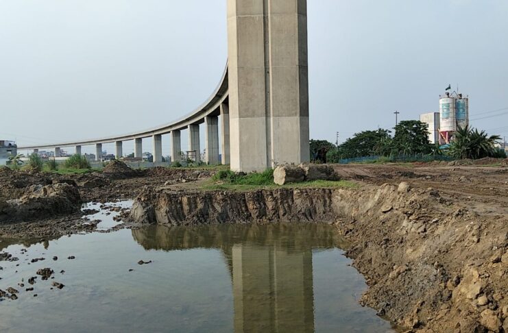 নারায়ণগঞ্জের ফতুল্লার আলীগঞ্জে পদ্মা রেল সংযোগ সেতুর পিলারের নিচে মাটি কাটার ফলে তৈরি হওয়া বিশাল গর্ত ও পরিদর্শনে আসা স্থানীয় প্রশাসন