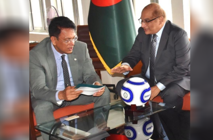 শিক্ষা মন্ত্রণালয়ে শিক্ষামন্ত্রী ও পাকিস্তানের হাই কমিশনারের মধ্যে দ্বিপক্ষীয় বৈঠক ও ফুটবল উপহার