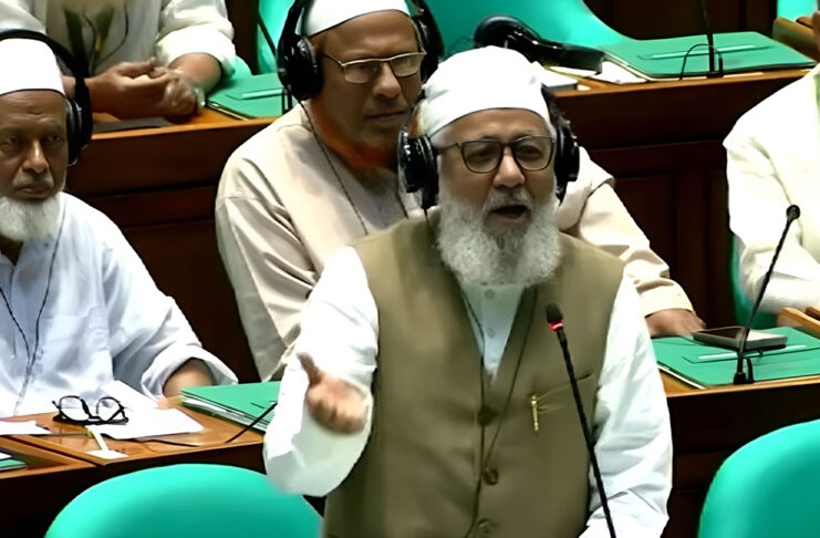 জাতীয় সংসদ ভবন এবং বক্তব্য রাখছেন সংসদ সদস্য শাহজাহান চৌধুরী ও স্বরাষ্ট্রমন্ত্রী সালাহউদ্দিন আহমদ