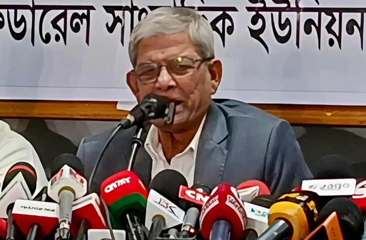 জাতীয় প্রেসক্লাবে সংবাদপত্রের কালো দিবসের আলোচনা সভায় প্রধান অতিথির বক্তব্য রাখছেন মির্জা ফখরুল ইসলাম আলমগীর