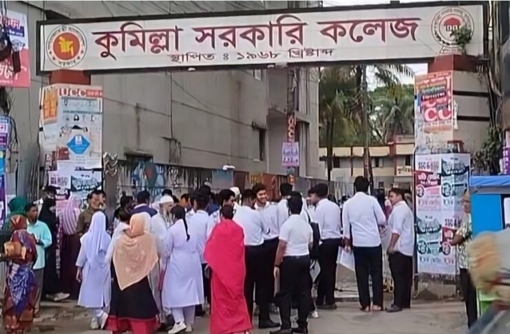 এইচএসসি পরীক্ষার প্রথম দিনে কুমিল্লা শিক্ষা বোর্ডের কেন্দ্রের বাইরে পরীক্ষার্থী ও অভিভাবকদের ভিড়
