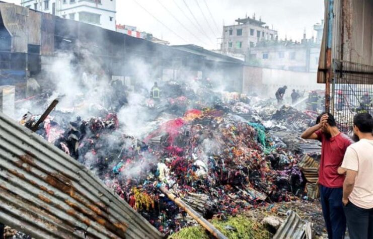 নারায়ণগঞ্জের ফতুল্লায় জুটের গুদামে অগ্নিকাণ্ড নির্বাপণে ফায়ার সার্ভিসের কর্মী
